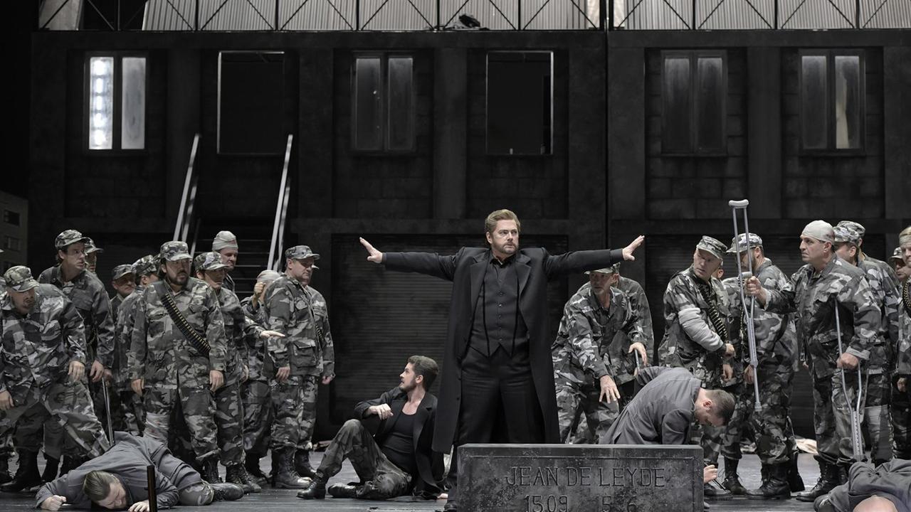 Szene aus "Le Prophète" von Giacomo Meyerbeer in der Deutschen Oper in Berlin, in der Mitte: der Schauspieler Gregory Kunde.