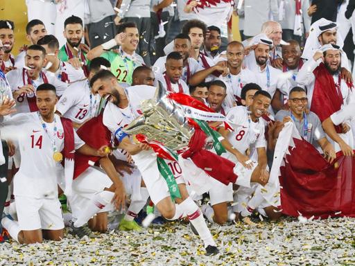 Die katarische Fußball-Nationalmannschaft feiert ihren Sieg beim Asien Cup.