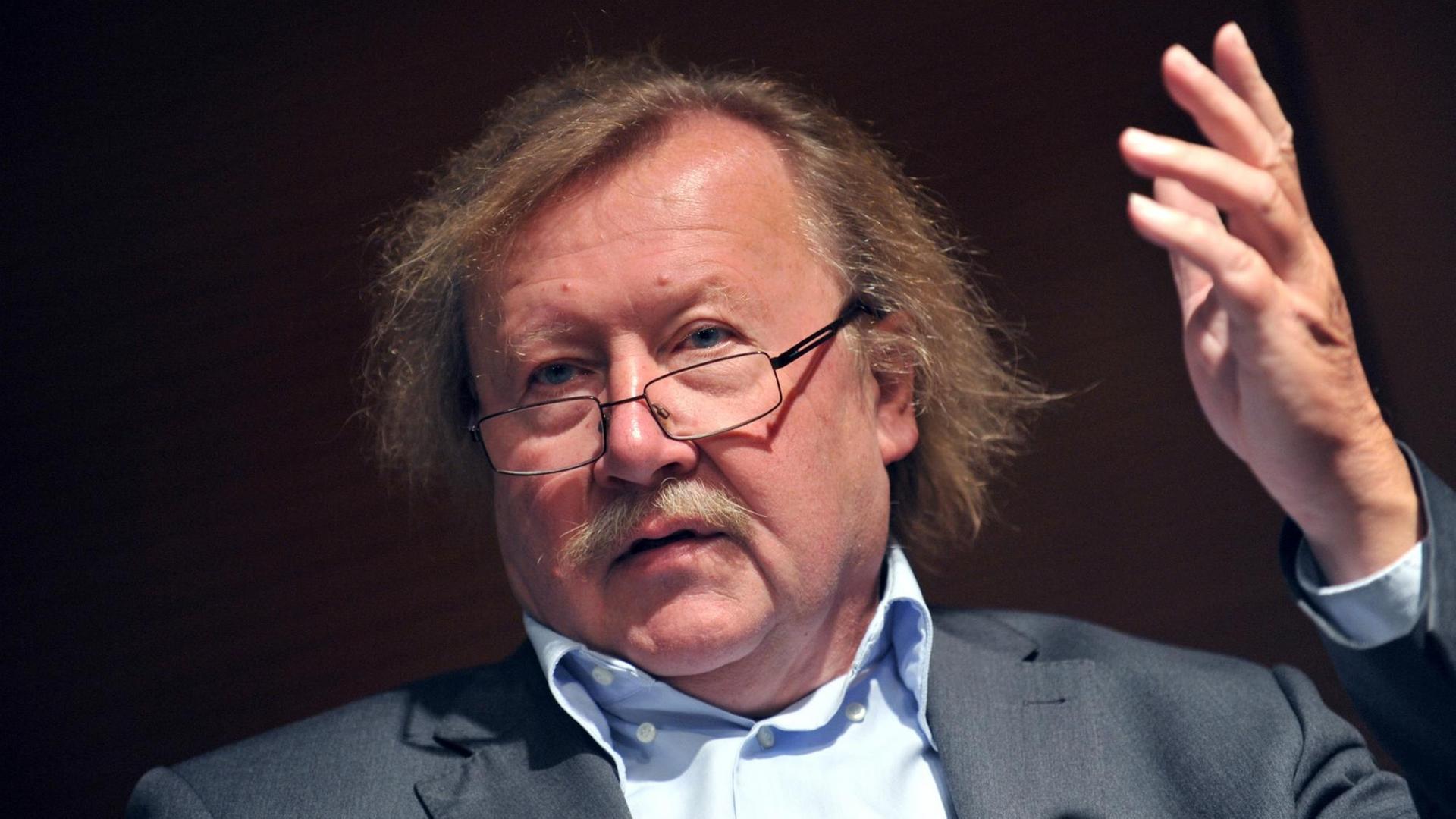 Peter Sloterdijk redet auf einer Pressekonferenz