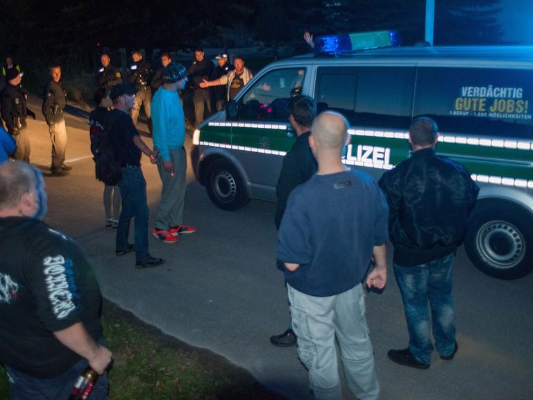 Rechtsextreme demonstrieren am 18.09.2015 vor einer Flüchtlingsunterkunft in Bischofswerda in Sachsen