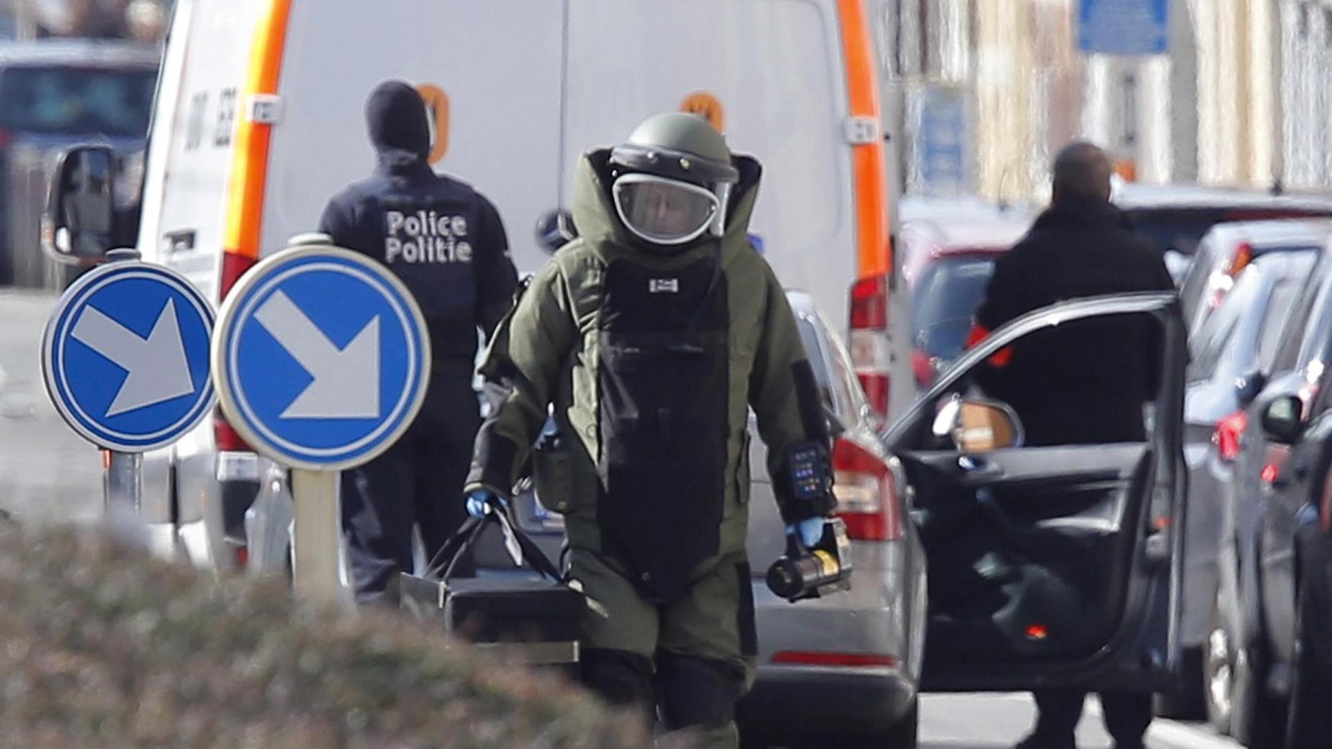 Spezialeinheiten zur Entschärfung von Bomben bei einem Anti-Terror-Einsatz in Brüssel am 25.03.2016.