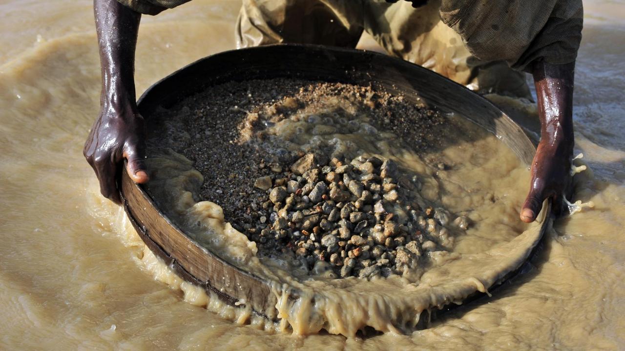 Ein Diamantensucher filtert in Koidu, der Hauptstadt des diamantenreichen Kono-Distrikts, im Osten Sierra Leones, Erde aus einem Fluss.