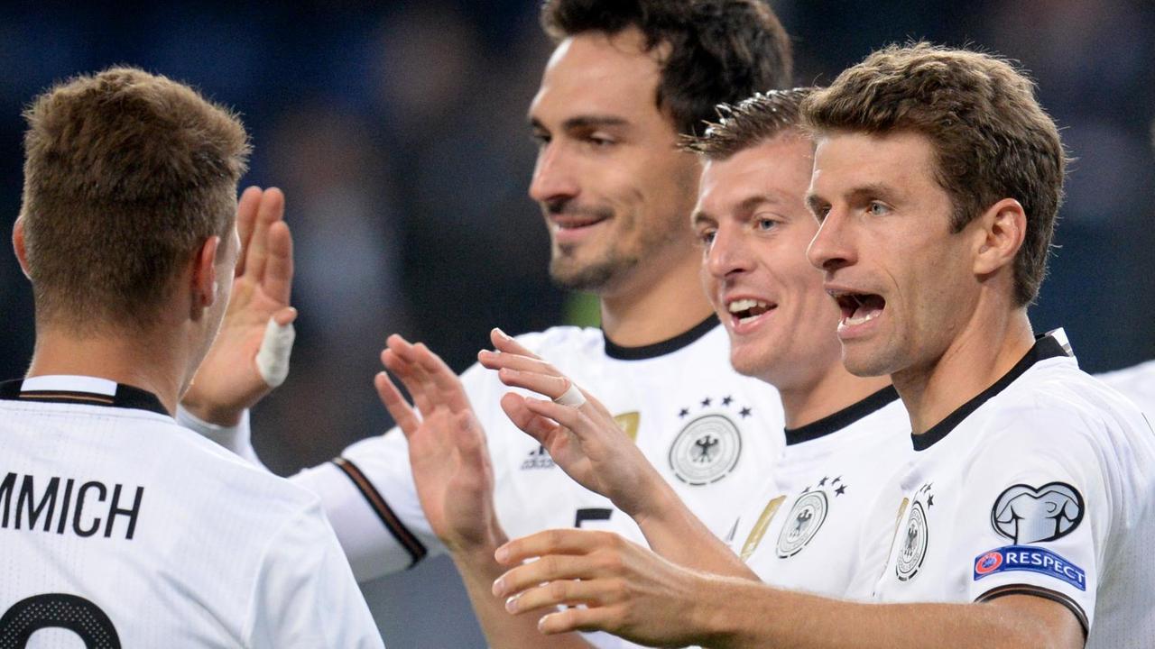Einige deutsche Spieler feiern eines ihrer Tore gegen Tschechien.