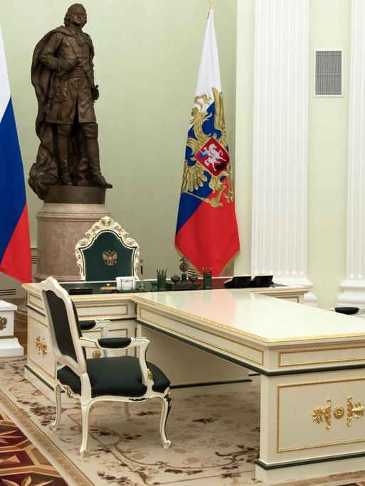 Ein Schreibtisch des russischen Präsidenten Wladimir Putin im Kreml in Moskau