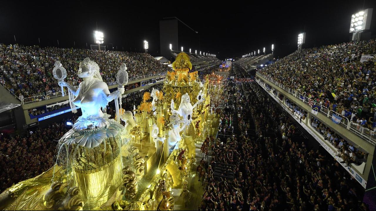 Tänzer der Sambaschule Viradouro beim Karneval in Rio de Janeiro in Brasilien Tänzer der Sambaschule Viradouro beim Karneval in Rio de Janeiro in Brasilien