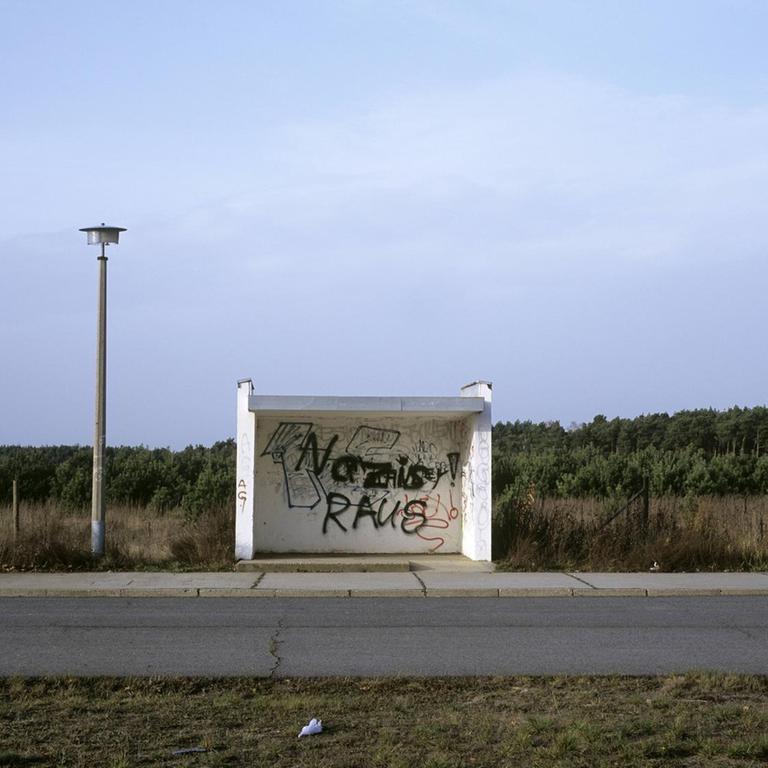 Leerstehende Bushaltestelle mit Graffiti Nazis Raus in Hoyerswerda Neustadt. 2009.