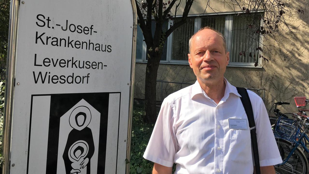 Fred Malich vor dem Leverkusener Krankenhaus Sankt Josef