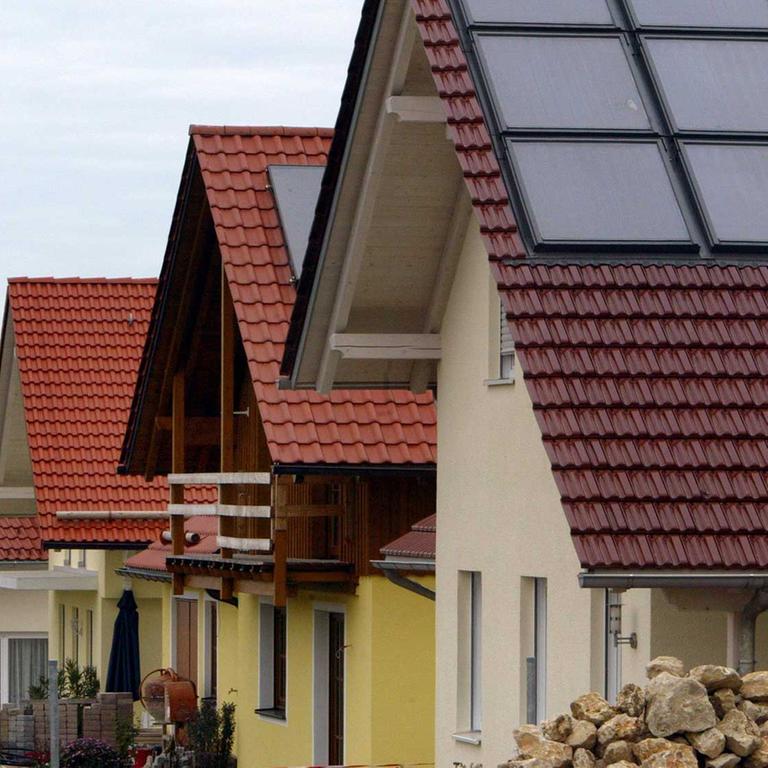 Gerade fertig gestellte Einfamilienhäuser in einem Neubaugebiet am Ortsrand von Germaringen im Ostallgäu am 20.10.2005