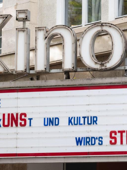 Ein Kino hat auf seiner Werbetafel den Satz "Ohne Kunst und Kultur wird's still" stehen.
