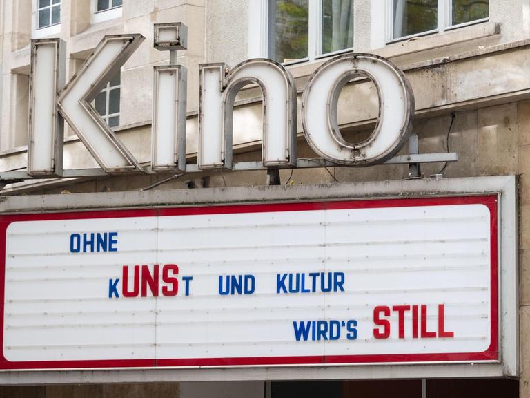 Ein Kino hat auf seiner Werbetafel den Satz "Ohne Kunst und Kultur wird's still" stehen.