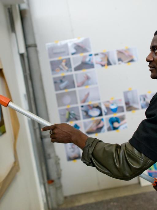Flüchtlinge in Bayer arbeiten an einem Werkstück
