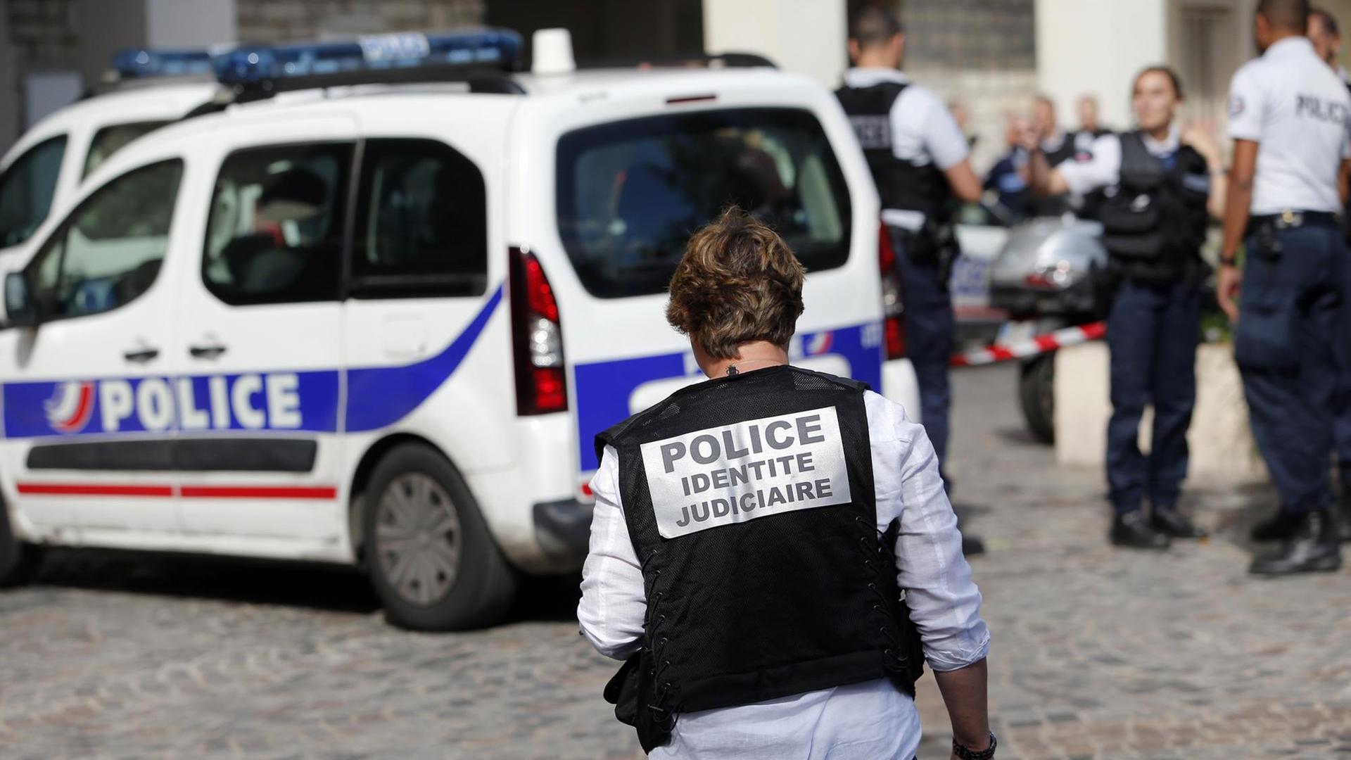 Die französische Polizei sichert den Ort, an dem ein Mann in eine Gruppe von Soldaten gerast ist.