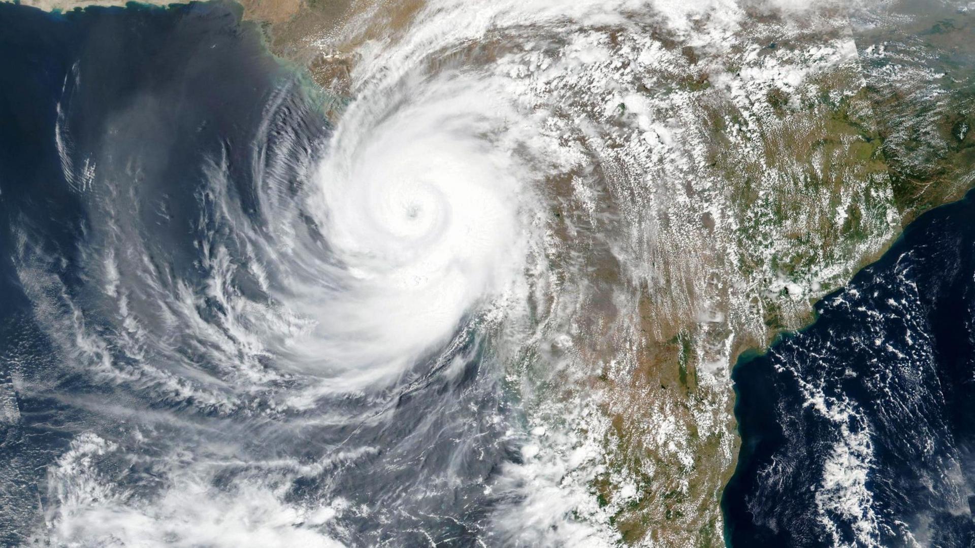 Der Zyklon Tauktae, der sich der Westküste Indiens nähert.