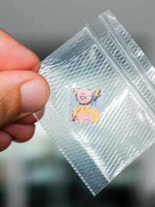 Ein in Folie eingeschweißter LSD-Trip mit dem Gesicht von Marylin Monroe. Lysergsäurediethylamid, kurz auch LSD, ist ein chemisch hergestelltes Derivat der Lysergsäure, die als Mutterkornalkaloid natürlich vorkommt. LSD ist eines der stärksten bekannten Halluzinogene.