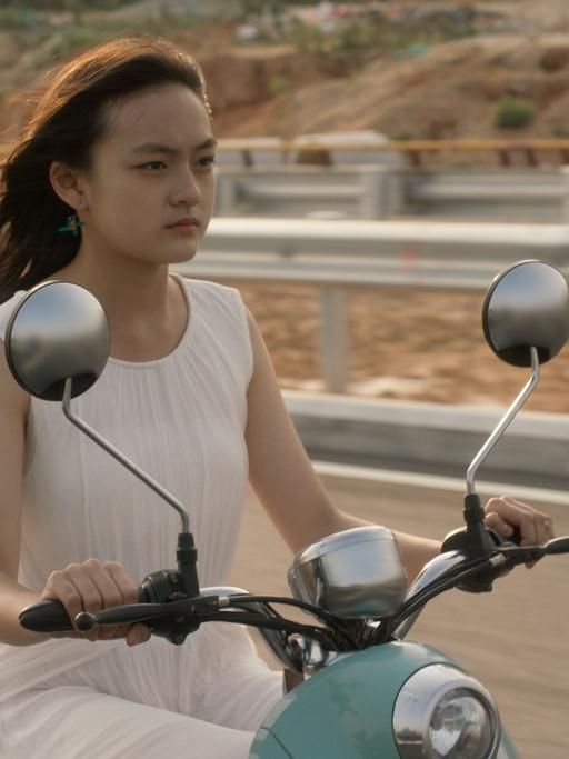 Feminismus auf Chinesisch: Mädchen fährt Roller in "Angels wear white" von Vivian Qu
