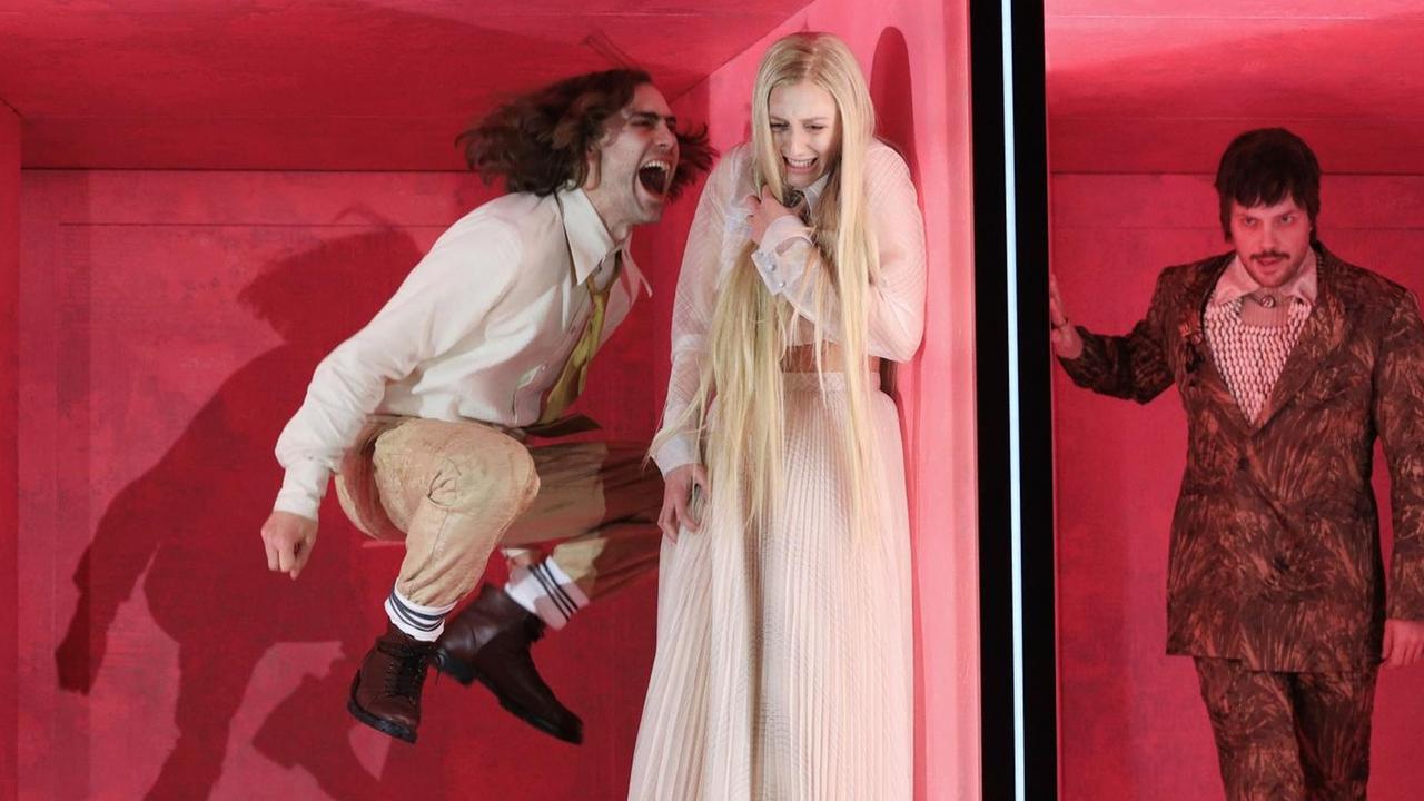 Jeremy Mockridge, Franziska Machens, Paul Grill bei einer Fotoprobe des Theaterstücks "Maria Stuart" im Deutschen Theater.