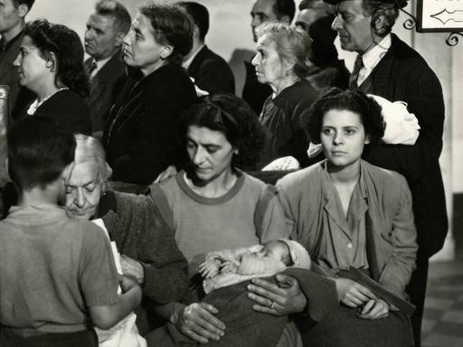 Filmszene aus dem Film "Fahrraddiebe" von Vittorio de Sica.