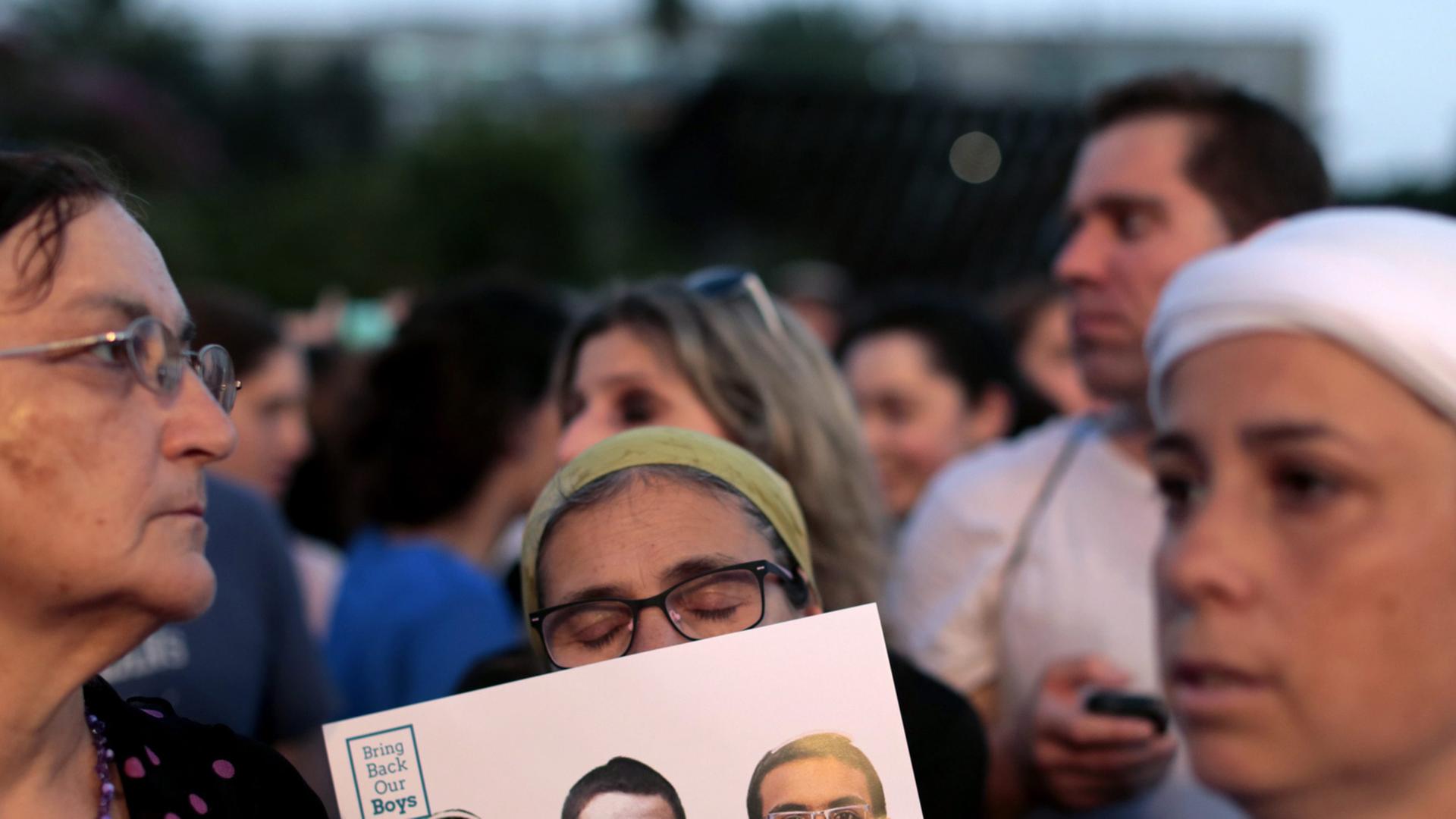 Demonstranten der Aktion "Bring Our Boys Home" gestern in Rabin Square in Tel Aviv.