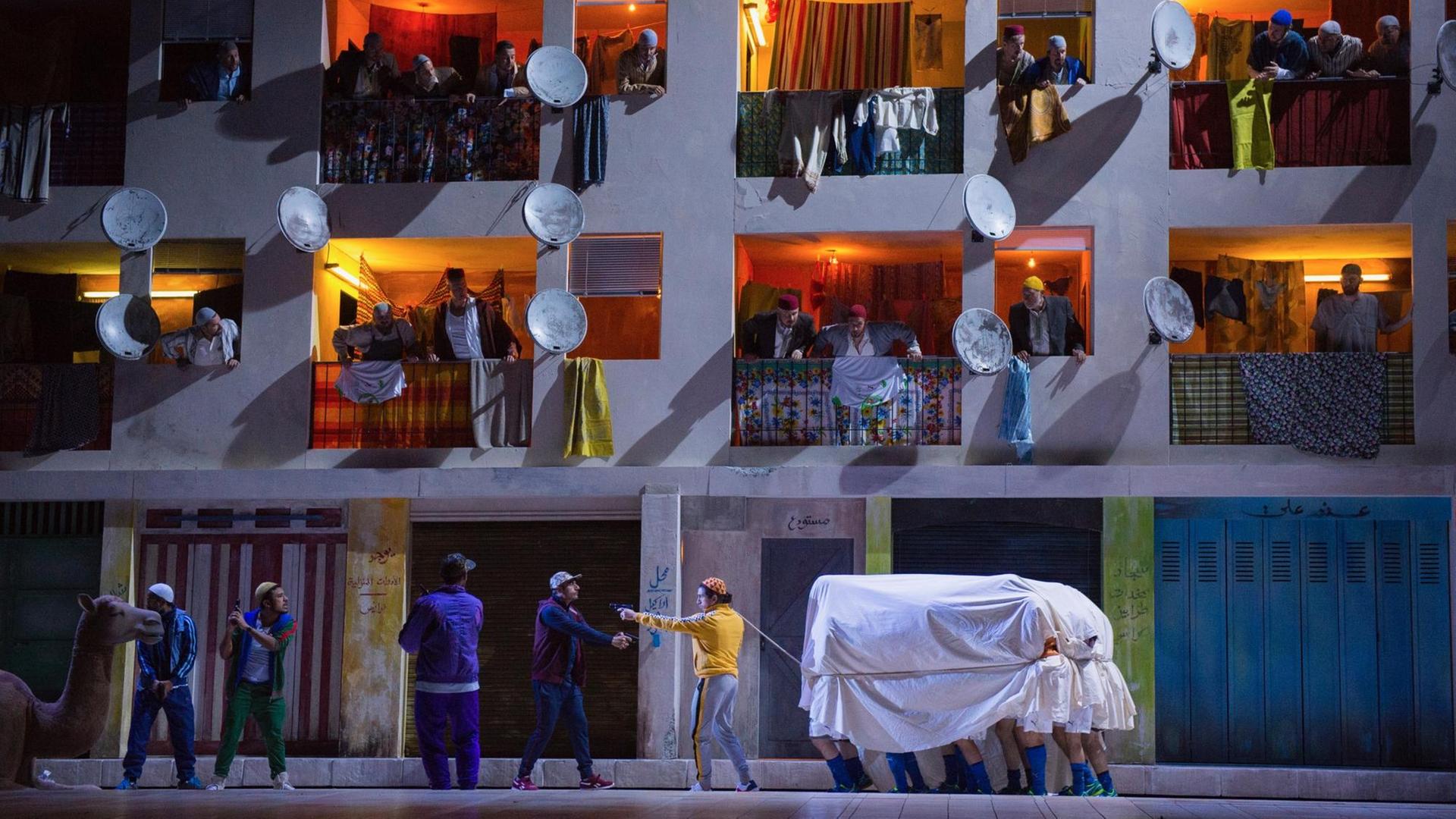das Ensemble spielt auf der Bühne der Oper von Rossinis L’italiana in Algeri,