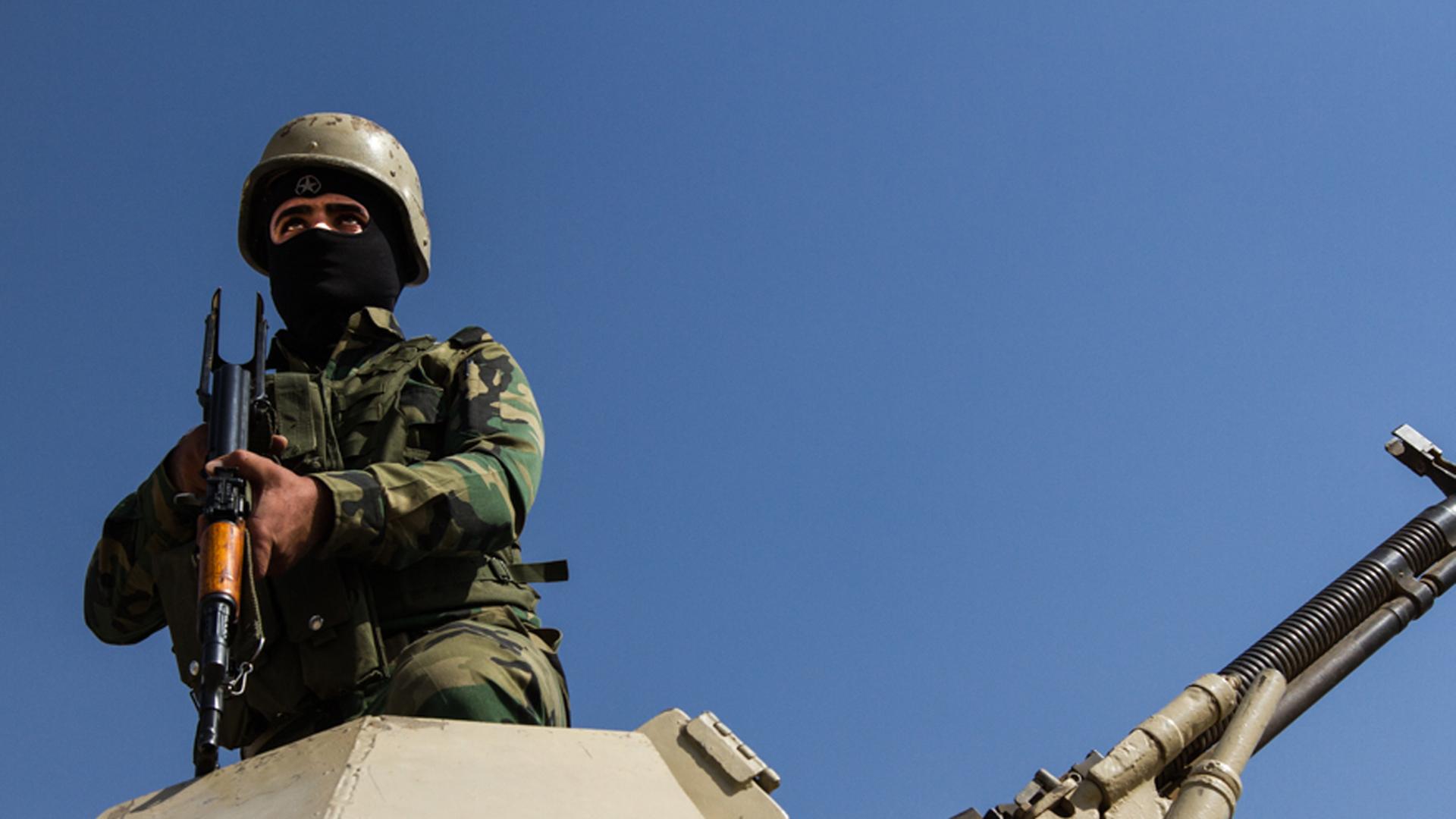 Ein Soldat aus der Einheit von der kurdischen Peschmerga