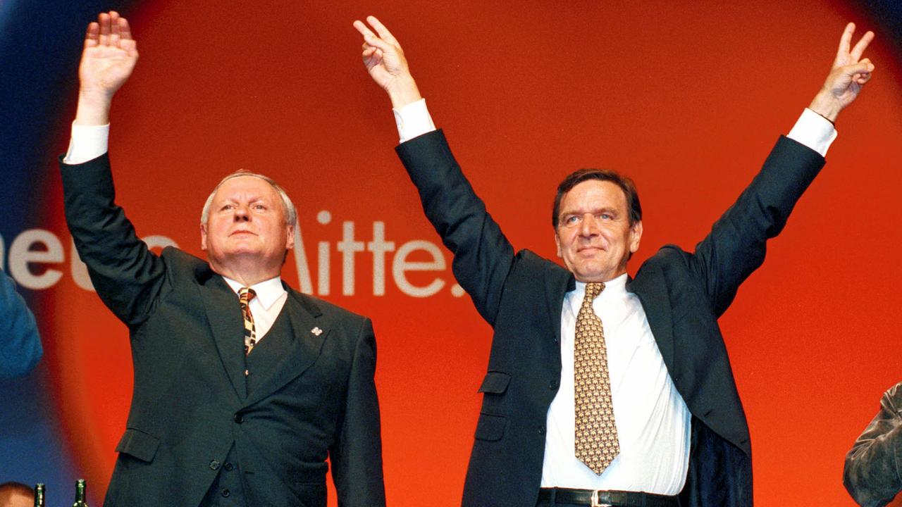 SPD-Parteichef Oskar Lafontaine (l.) und der SPD-Kanzlerkandidat Gerhard Schröder posieren bei einer gemeinsamen Wahlkampfveranstaltung in Dortmund im September 1998 kurz vor der Bundestagswahl.