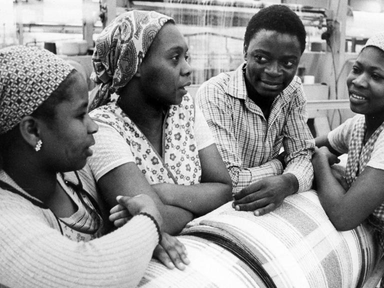Mosambikanische Gastarbeiterinnen in einer Fabrik (VEB Frottana) in der ehemaligen DDR.