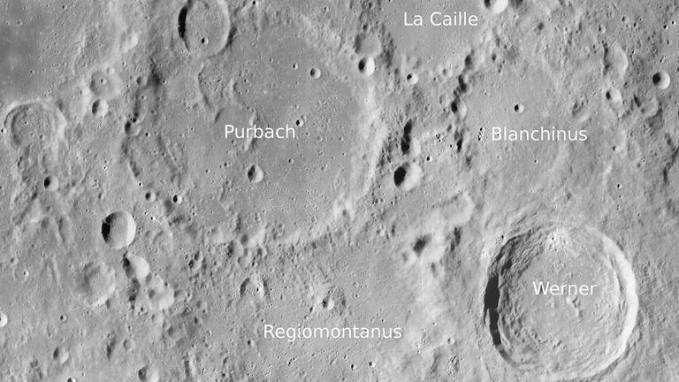 Die Mondoberfläche ist von zahllosen Kratern übersät.