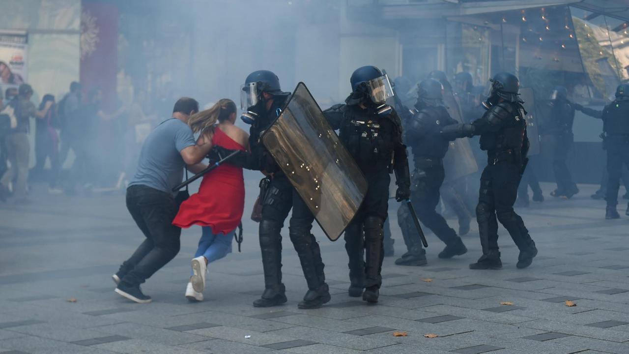 In der Nähe der Champs-Elysées hat die Polizei während einer Gelbwesten-Demo Tränengas eingesetzt.
