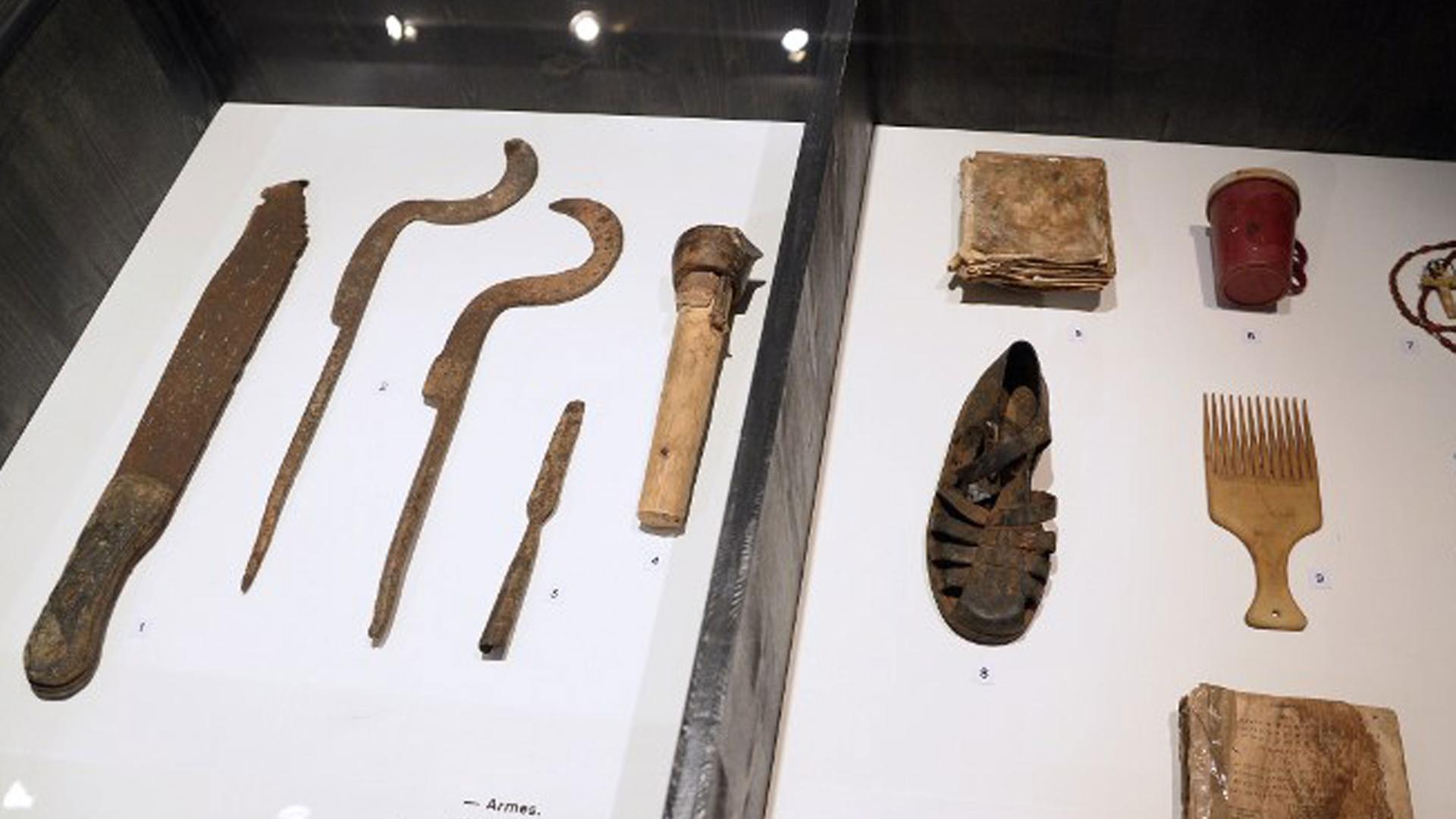 Eine Ausstellung in Paris zeigt auch verschiedene alltägliche Gegenstände wie Macheten und Messern, die in Ruanda zu Mordwaffen wurden.