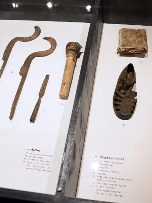 Eine Ausstellung in Paris zeigt auch verschiedene alltägliche Gegenstände wie Macheten und Messern, die in Ruanda zu Mordwaffen wurden.