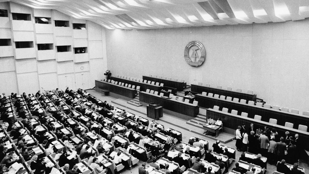 Der Plenarsaal im Palast der Republik in Berlin, aufgenommen während der ersten Tagung der Volkskammer nach der Wahl.