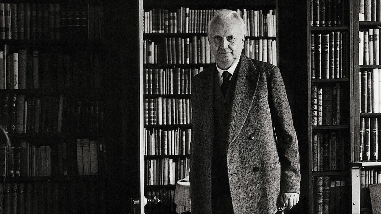 Karl Jaspers steht vor Bücherregalen in seinem Haus in Basel.