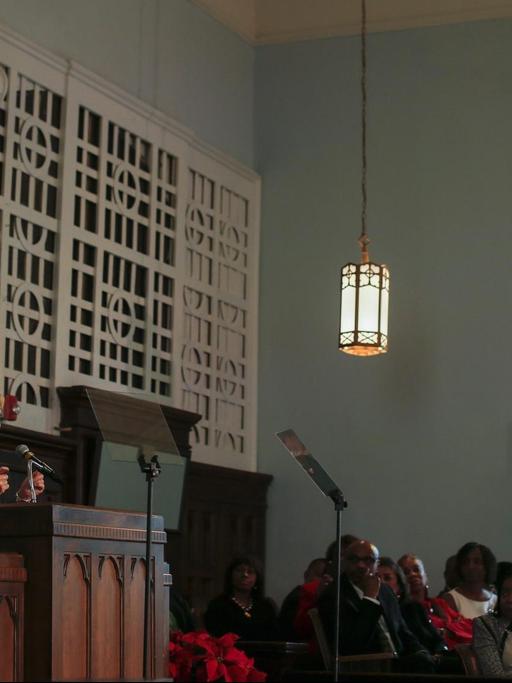 Die US-Präsidentschaftskandidatin der Demokratischen Partei, Hillary Clinton, spricht am 01. Dezember 2015 in der Dexter Avenue King Memorial Baptist Church. Hintergrund des Gottesdienstes war der Bus-Boykott von Rosa Parks im Jahre 1955 während der US-Bürgerrechtsbewegung.