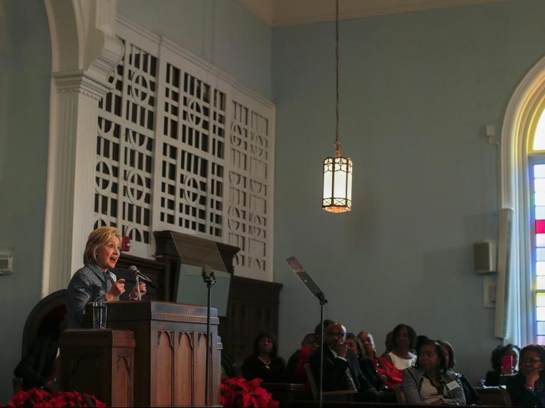 Die US-Präsidentschaftskandidatin der Demokratischen Partei, Hillary Clinton, spricht am 01. Dezember 2015 in der Dexter Avenue King Memorial Baptist Church. Hintergrund des Gottesdienstes war der Bus-Boykott von Rosa Parks im Jahre 1955 während der US-Bürgerrechtsbewegung.