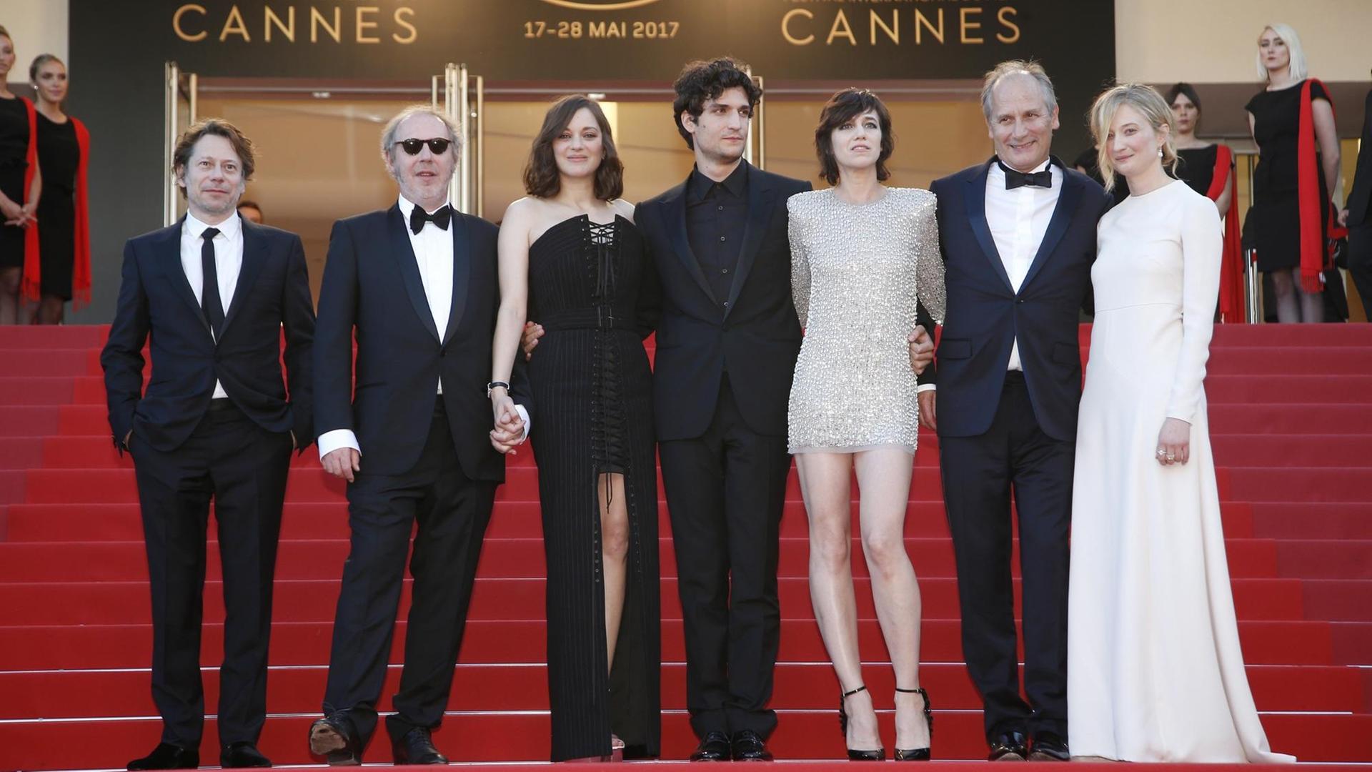 Eröffnung des 70. Filmfestivals in Cannes - hier die Crew des Auftaktfilms "Les Fantômes d'Ismaël" auf dem roten Teppich.