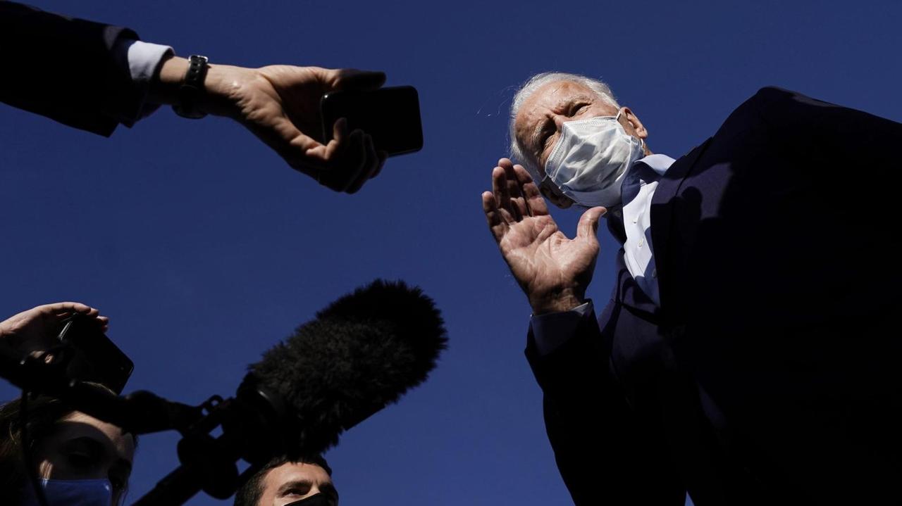Joe Biden mit Mund-Nasenschutzmaske im Wahlkampf vor Mikrofenen, 18.September 2020.