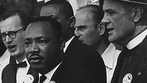 Martin Luther King, Jr., Präsident der US-amerikanischen Bürgerrechtsorganisation Southern Christian Leadership Conference in einer Menschenmenge am 28. August 1963. Der kürzlich verstorbene Bürgerrechtler John Lewis ist zum Teil zu sehen.