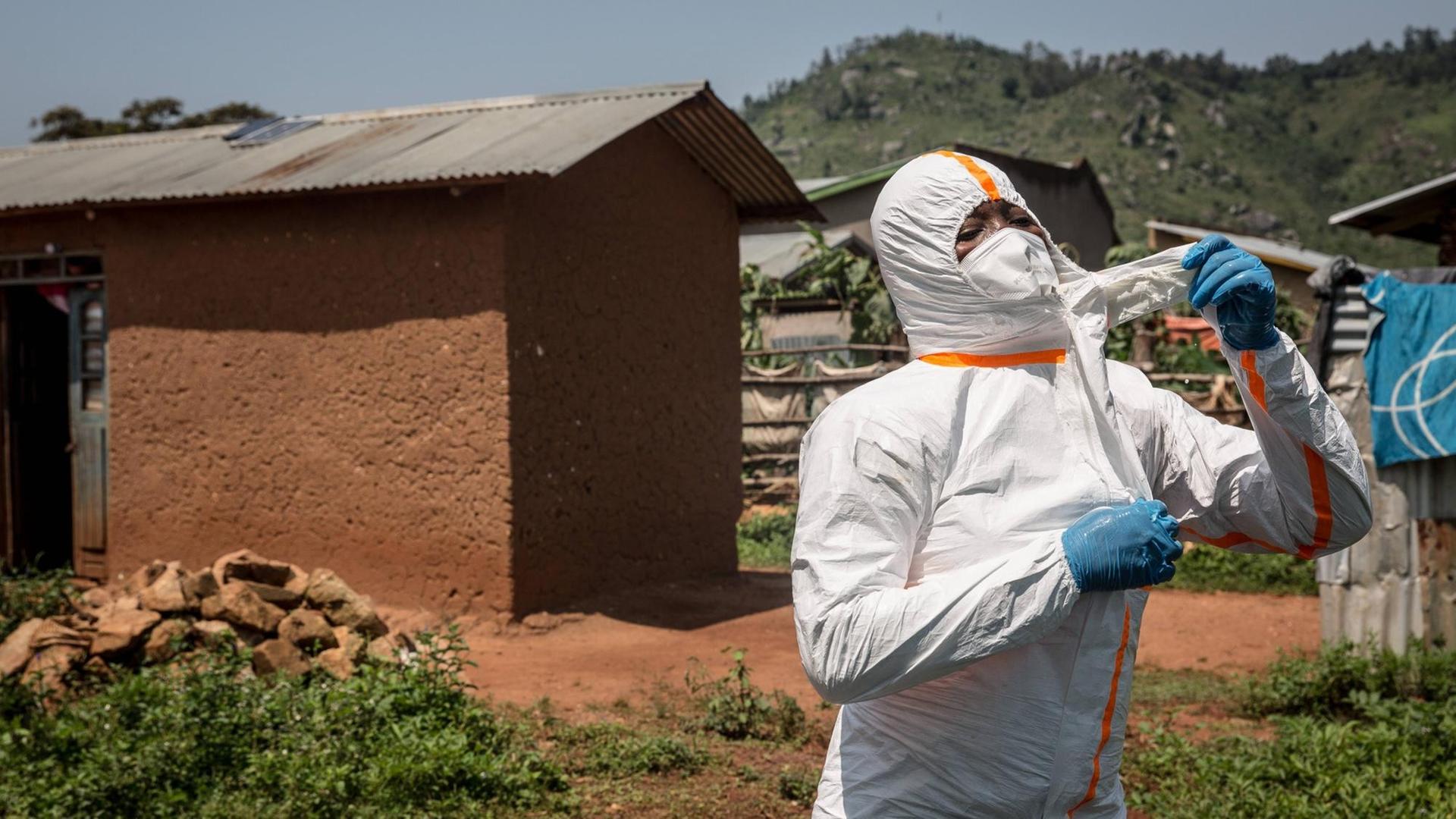 Nach Ebola würden viele Helfer im Kongo gern die Schutzkleidung ein- für allemal ablegen. Danach sieht es aber angesichts des Coronavirus nicht aus.