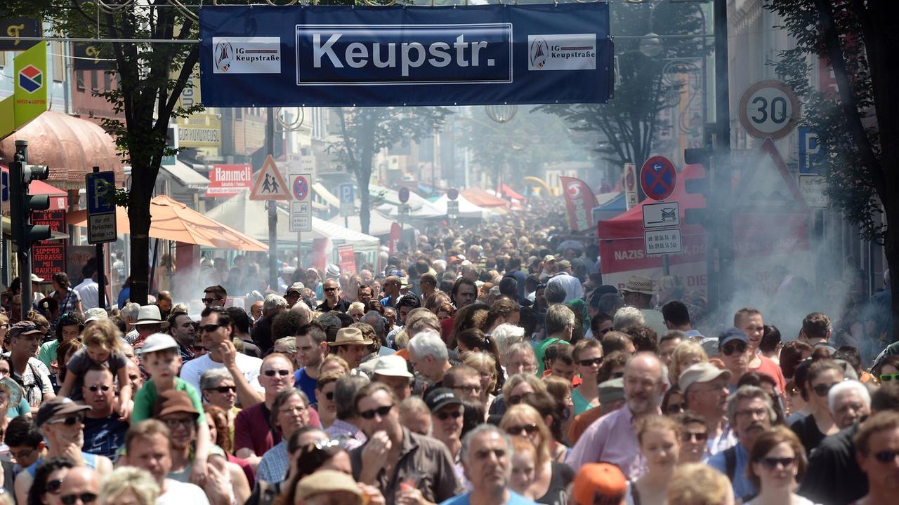 Tausenden Menschen drängen am 08.06.2014 beim Kulturfest "Birlikte - Zusammenstehen" zum Gedenken an den vermutlich von der NSU vor zehn Jahren verübten Nagelbombenanschlag in Köln(Nordrhein-Westfalen) durch die Keupstraße.