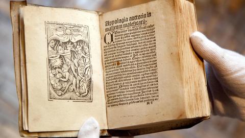 Auf dem Bild zu sehen, ist der sogenannte Hexenhammer (Malleus Maleficarum), Grundlage der jahrhundertelangen hysterischen Hexenverfolgung. Das Buch wurde 2012 im Religio-Museum in Telgte (Kreis Warendorf) als Teil der Schau "Alles über Aberglaube - Erste Schau im neuen Religionsmuseum" gezeigt.