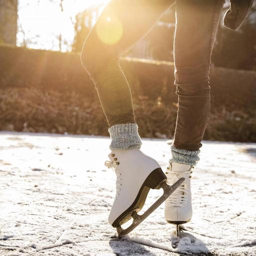 Close-up of woman ice skating on canal model released Symbolfoto PUBLICATIONxINxGERxSUIxAUTxHUNxONLY MFF03512 Close up of Woman ICE Skating ON Canal Model released Symbolic image PUBLICATIONxINxGERxSUIxAUTxHUNxONLY MFF03512