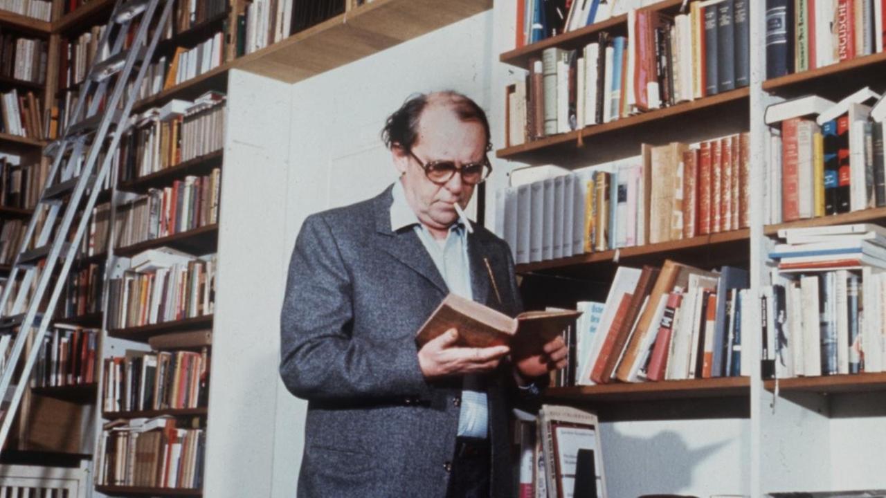 Der Schriftsteller Heinrich Böll in seiner Bibliothek, aufgenommen am 07.12.1970.