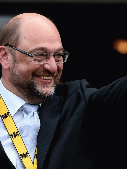 EU-Parlamentspräsident Martin Schulz (SPD) spricht am 13.05.2015 an einem Pult mit Studenten der RWTH Aachen. Er erhält einen Tag später den Internationalen Karlspreis.