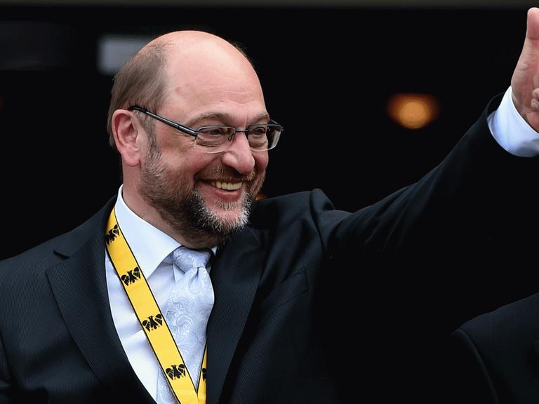 EU-Parlamentspräsident Martin Schulz (SPD) spricht am 13.05.2015 an einem Pult mit Studenten der RWTH Aachen. Er erhält einen Tag später den Internationalen Karlspreis.