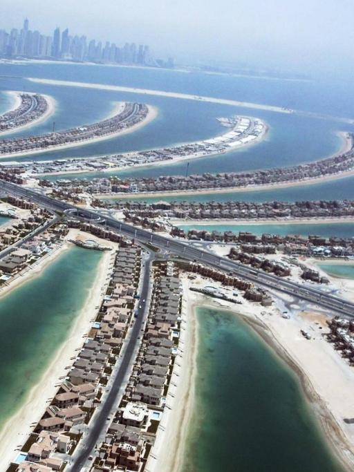 Die künstliche Insel Palm Jumeirah vor der Küste Dubais in einer Luftaufnahme.