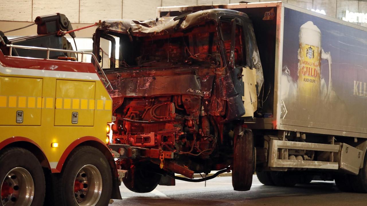 Der Lastwagen, mit dem am 7.4.2017 ein Anschlag in der Stockholmer Innenstadt verübt wurde, wird am frühen Morgen des 8. April abgeschleppt.