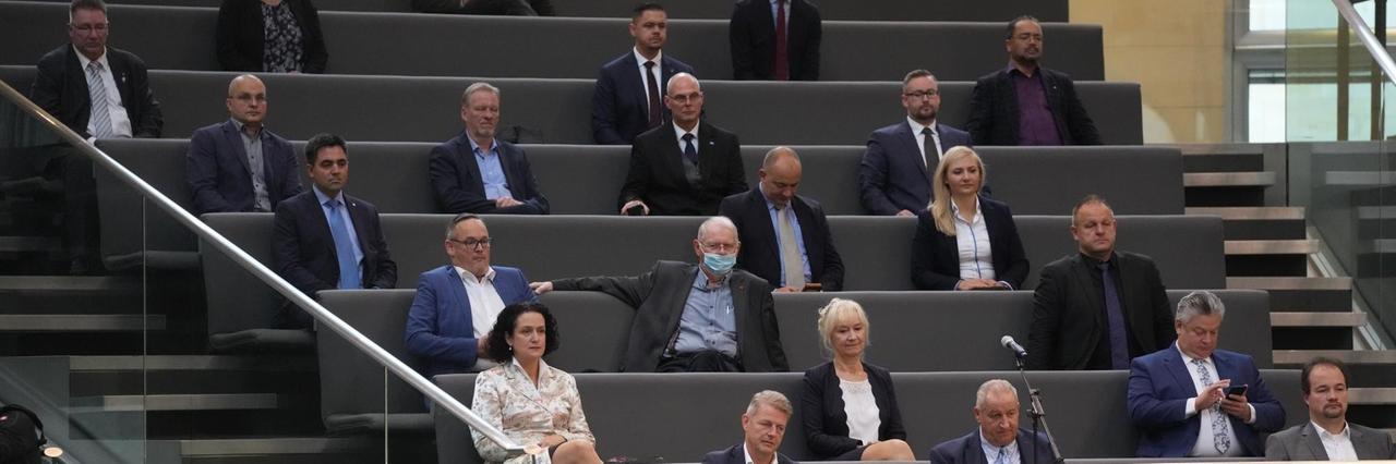 Berlin: AfD-Abgeordnete, die nicht geimpft, genesen, getestet (3G) sind, verfolgen die konstituierende Sitzung des neuen Bundestags von der Tribüne aus.