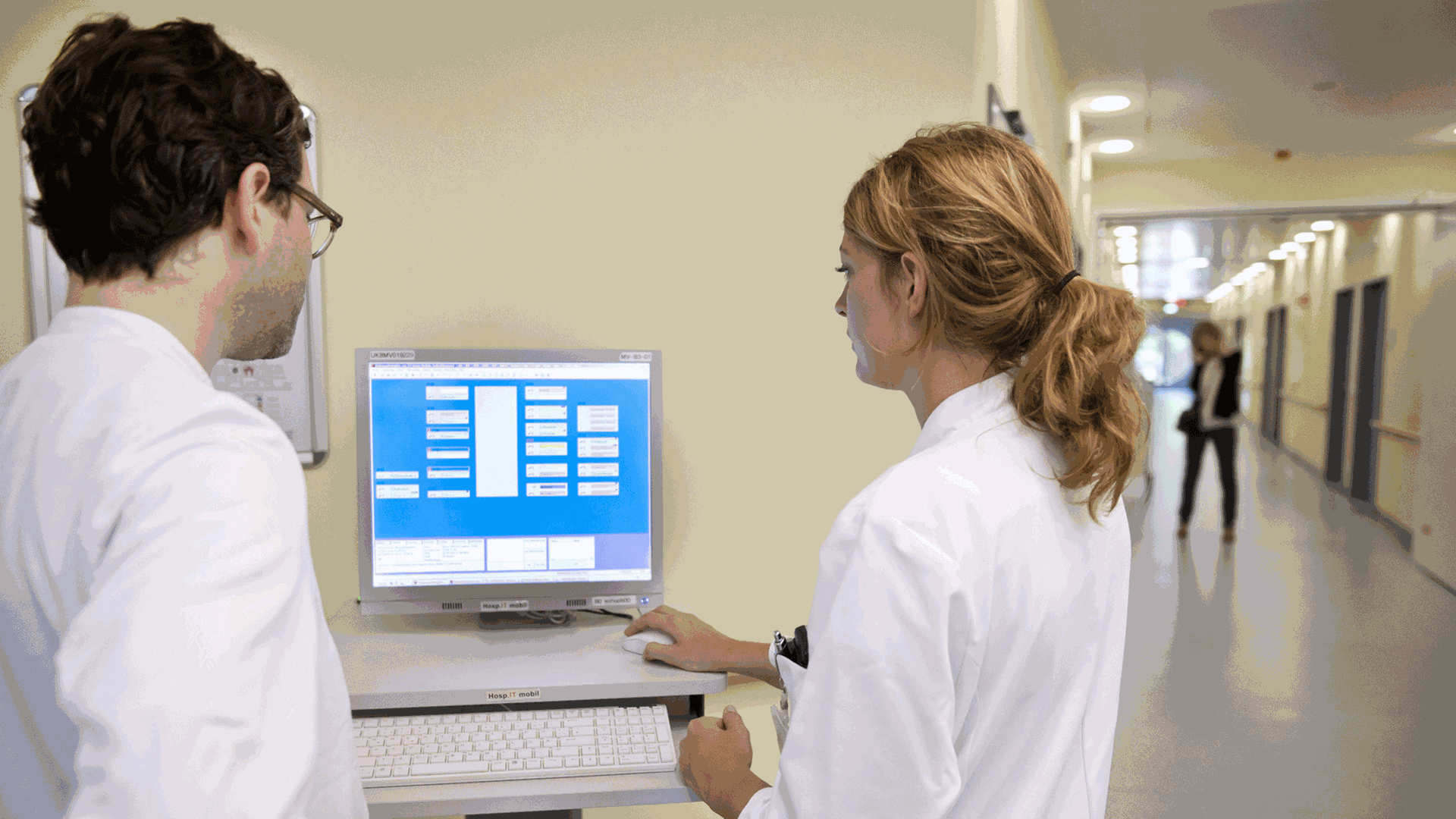 Ärzte an einem Computer-Terminal für elektronische Patientenakten.
