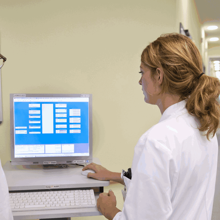 Ärzte an einem Computer-Terminal für elektronische Patientenakten.