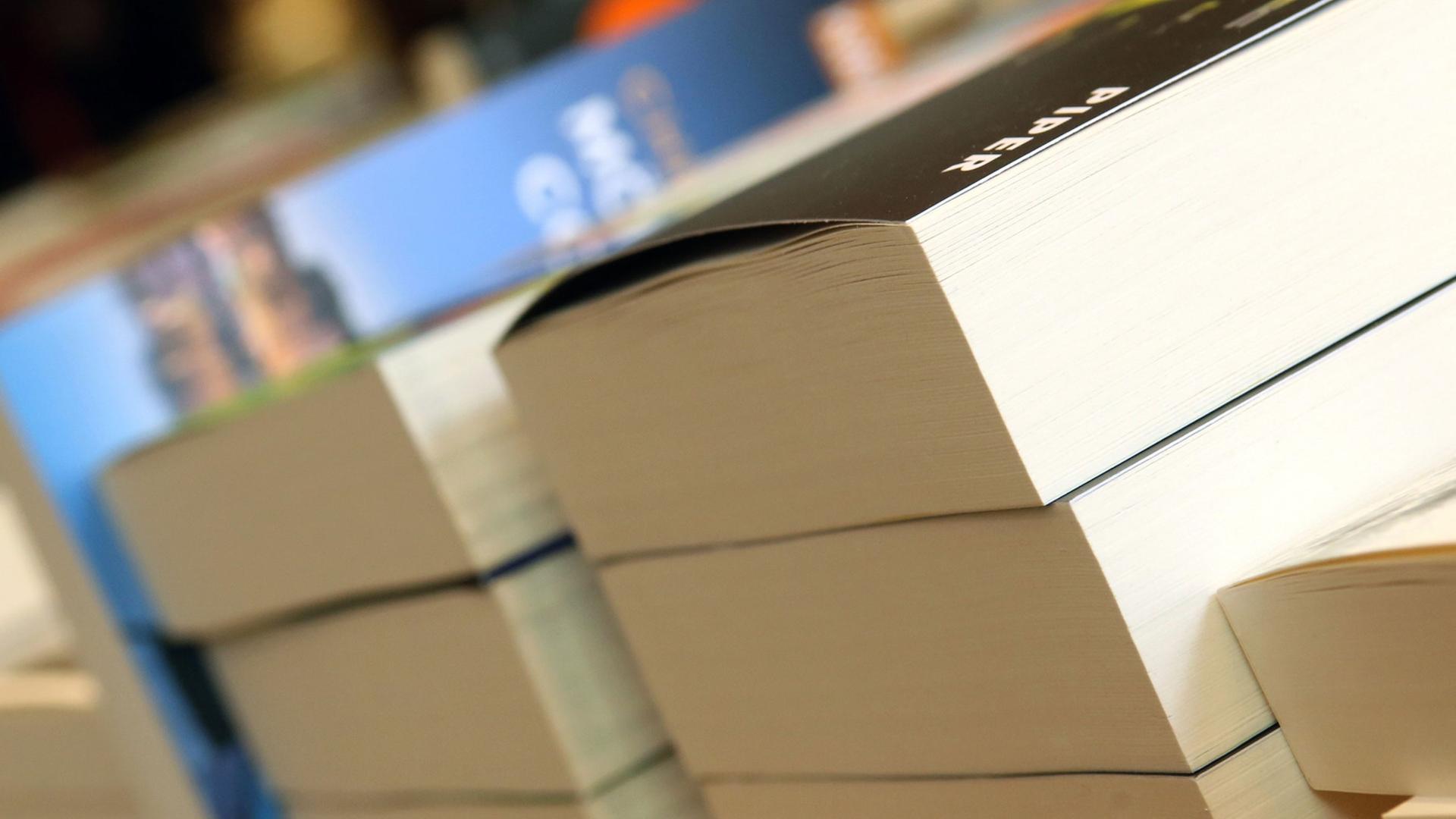 Bücherstapel liegen auf einem Verkaufstisch.